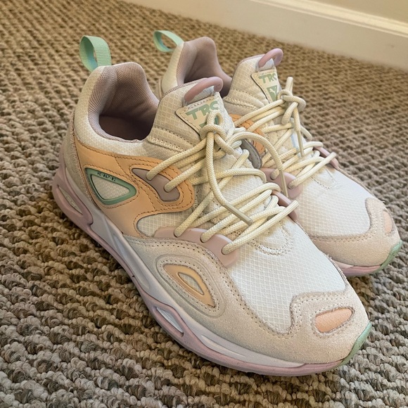 Gorgeous Puma shoes, size 8 - Picture 1 of 4